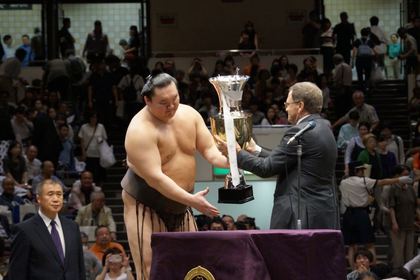 Връчване на купата на българското правителство на победителя в септемврийския турнир по сумо в Токио